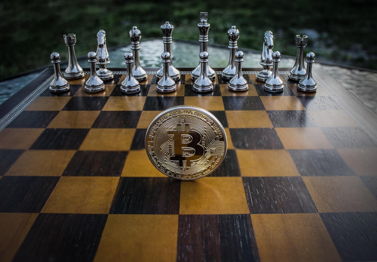 Närbild fotografi av mynt på schackbräde