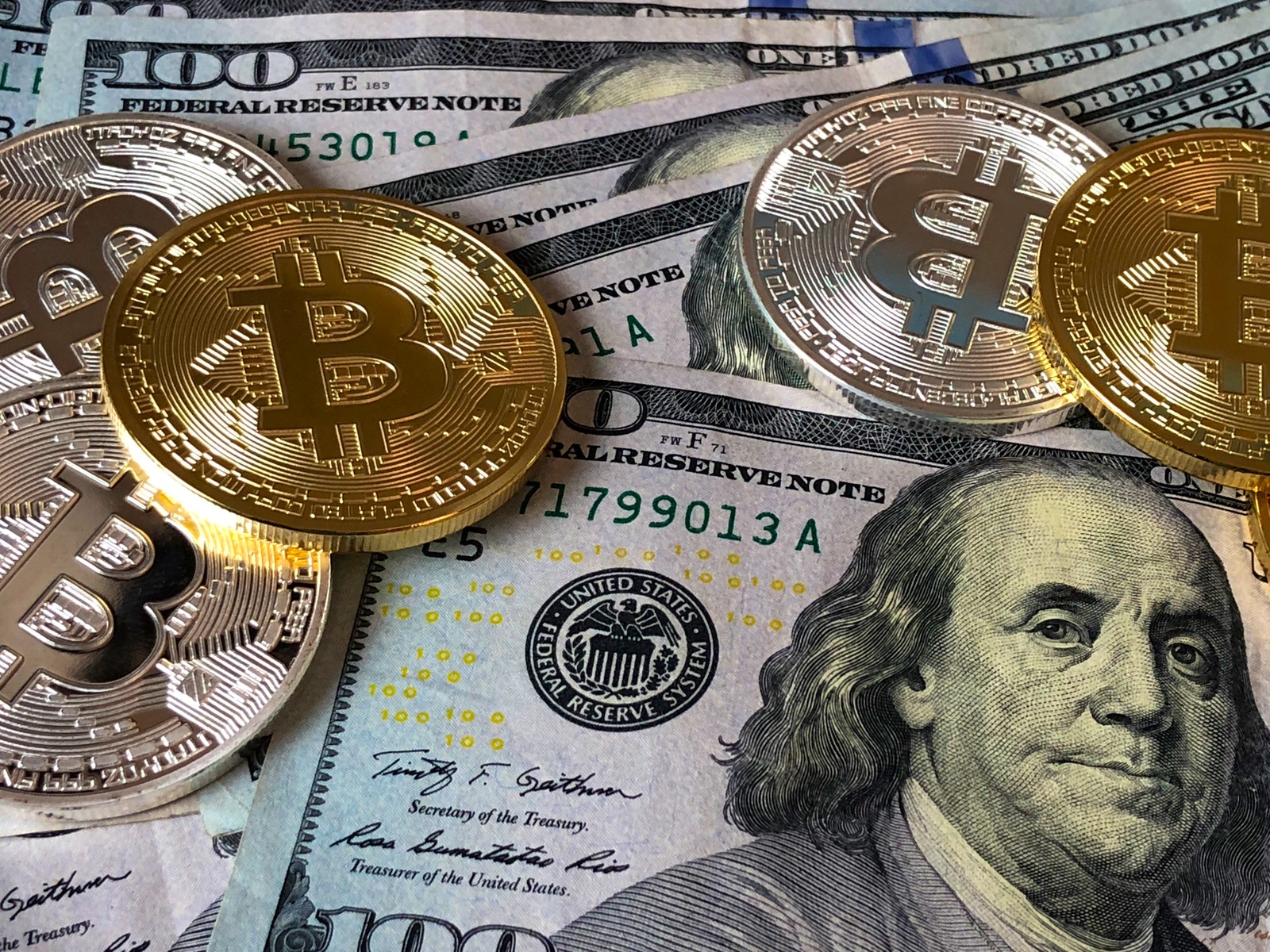 Bitcoins y billetes de dólar estadounidense