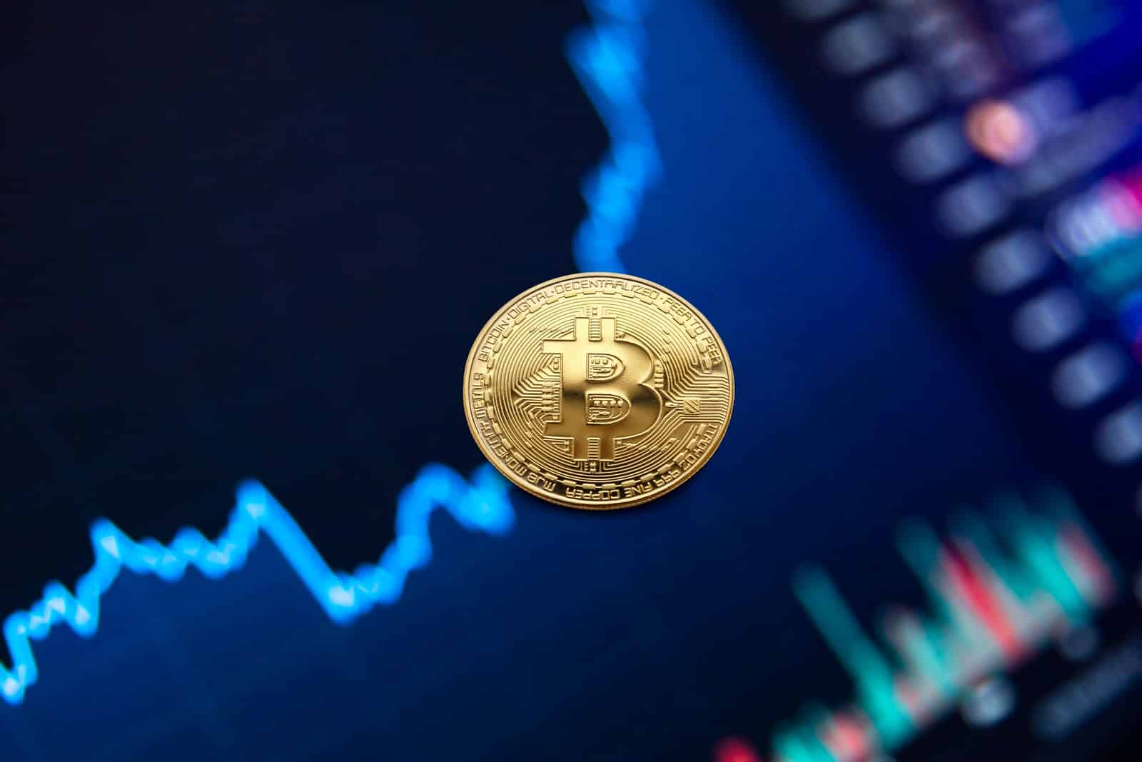 Gold-Bitcoin-Münze auf dem Hintergrund des Wachstumsdiagramms