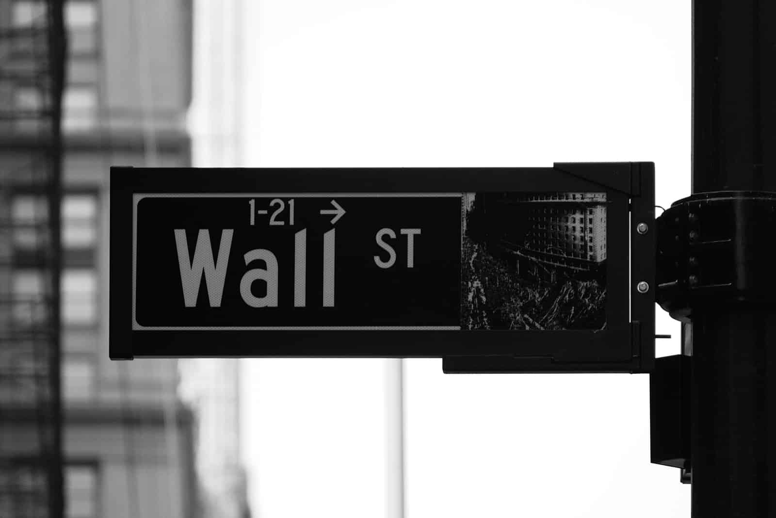 Graustufenfoto der Beschilderung an der Wall Street