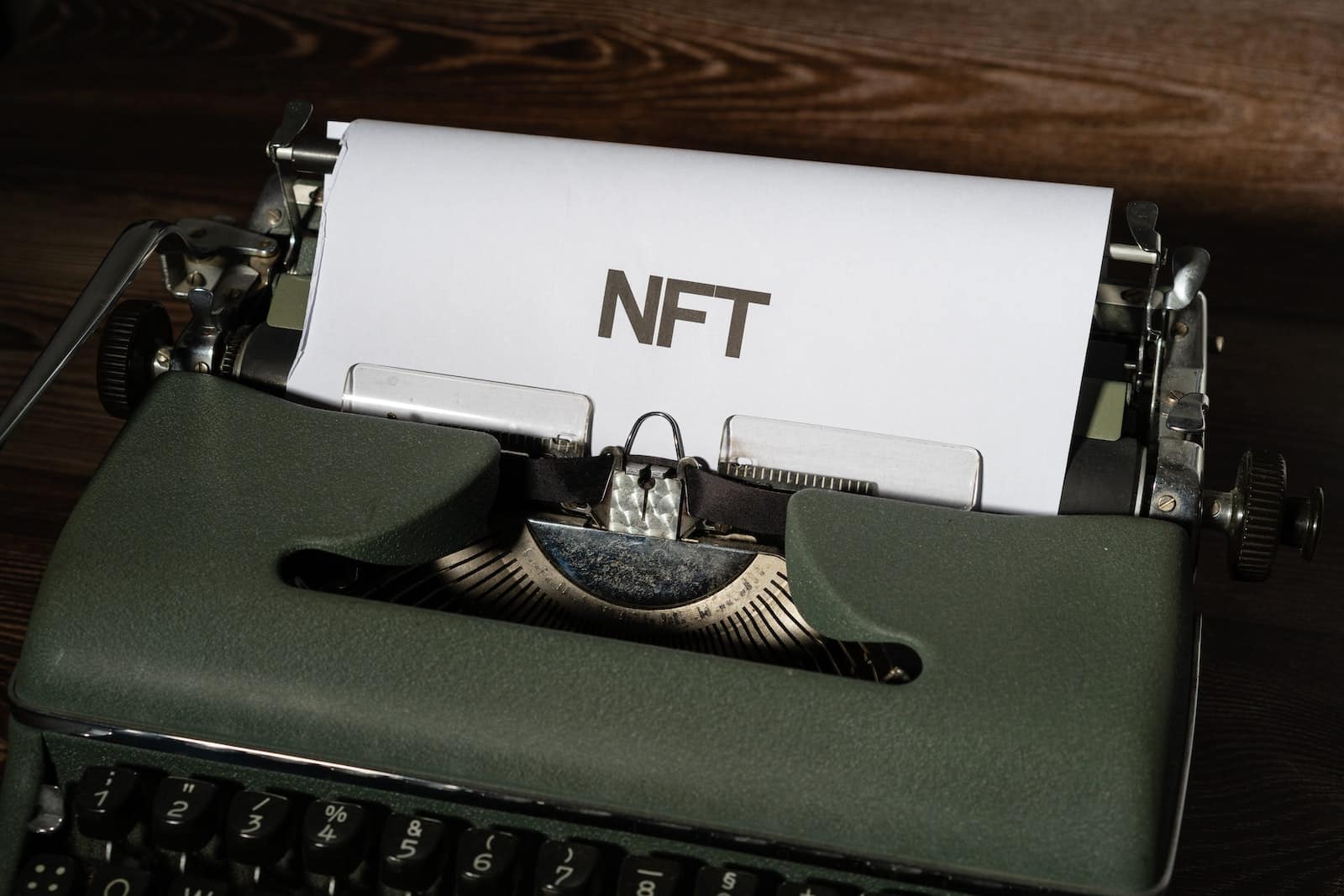 NFT-Wort auf einem Papier