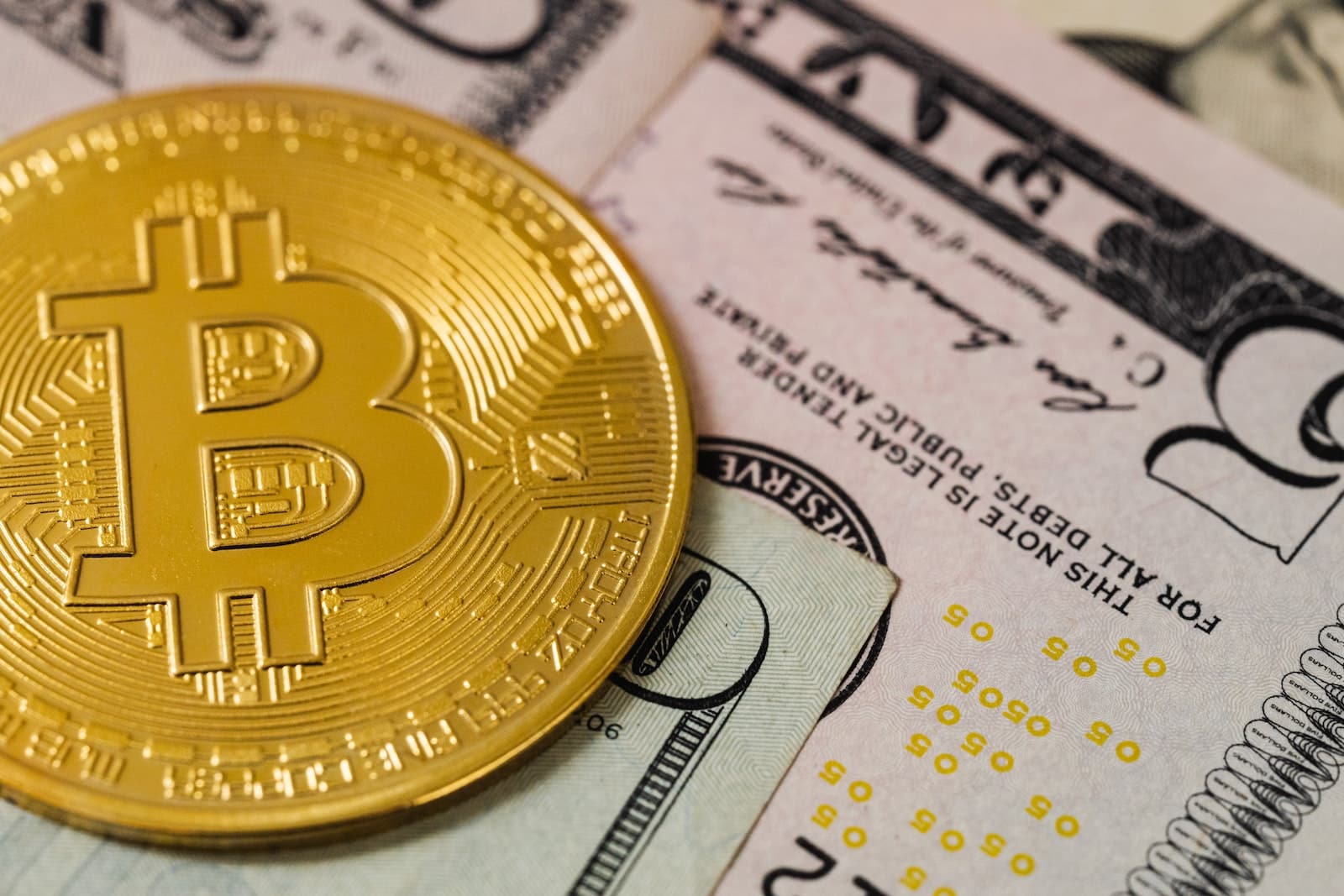 Close-up de uma moeda de ouro Bitcoin e dinheiro