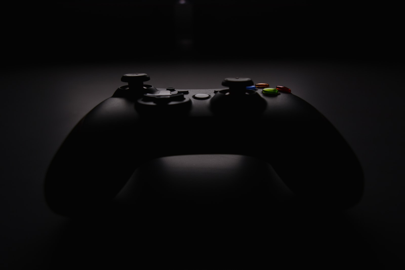 grunt fokus fotografi av svart Xbox-kontroller