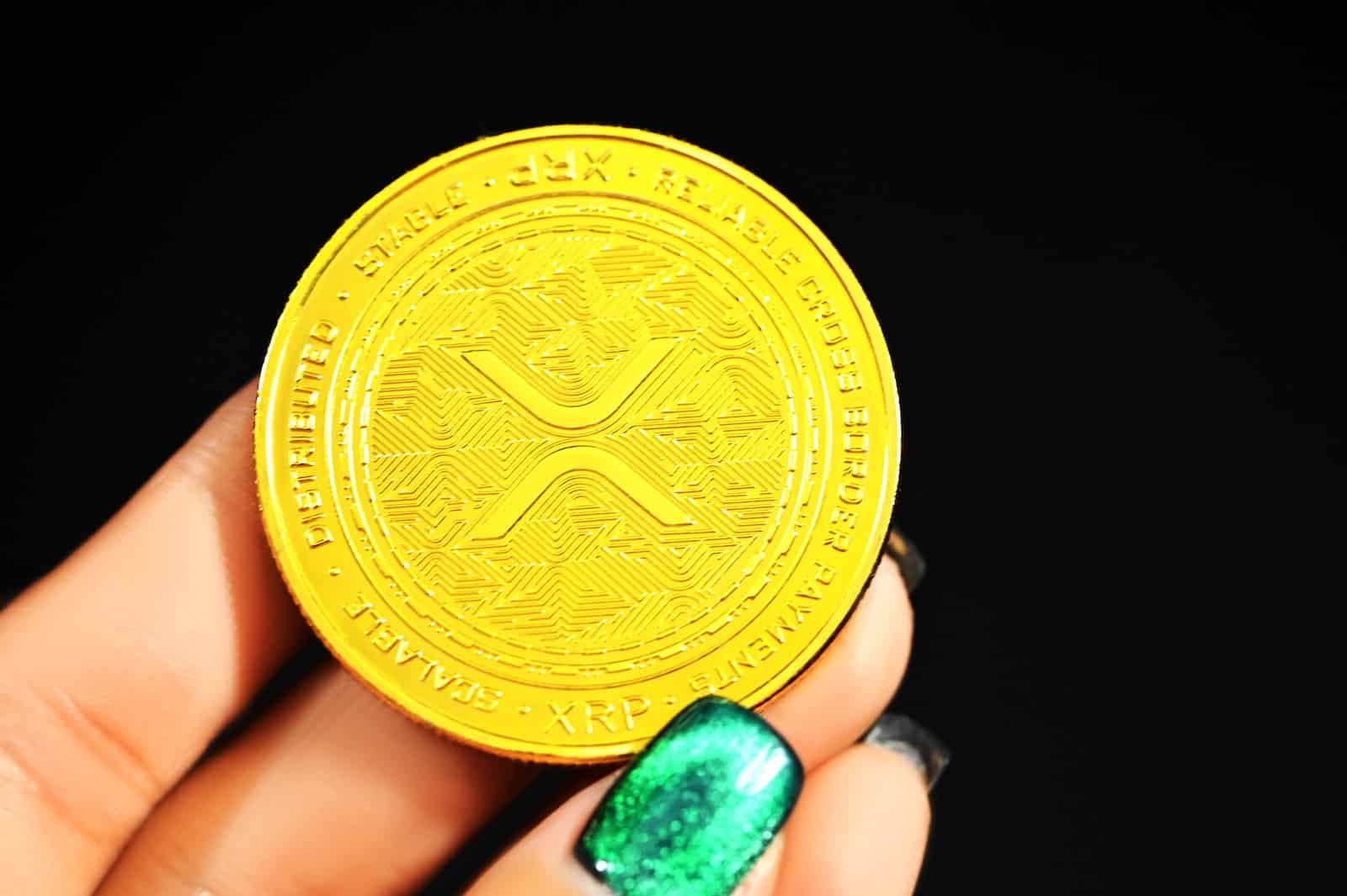 moneta rotonda d'oro sulla mano delle persone