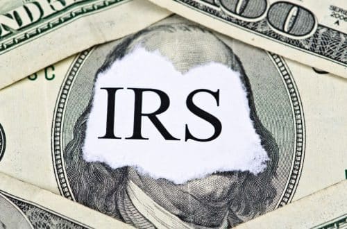 IRS строит сотни дел о криптовалюте; Нанимает агрессивно