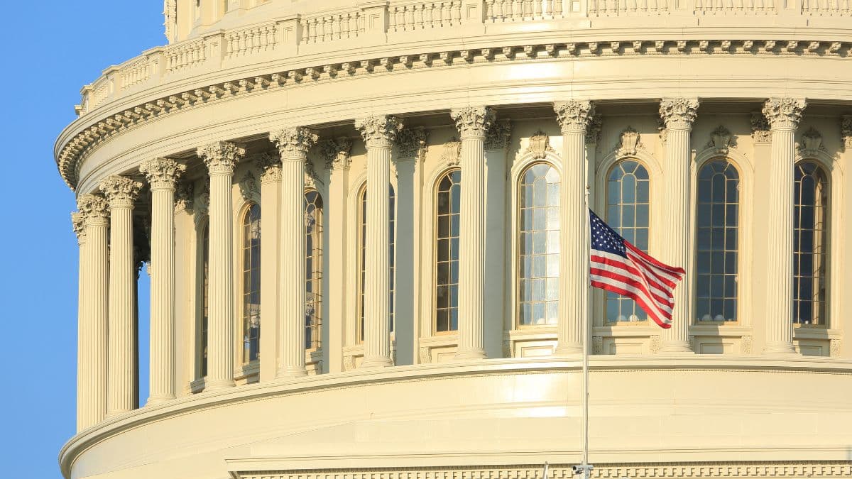 Конгресс США работает над новым законопроектом о регулировании стейблкоинов, который возлагает на Федеральную резервную систему ответственность за небанковских эмитентов стейблкоинов.