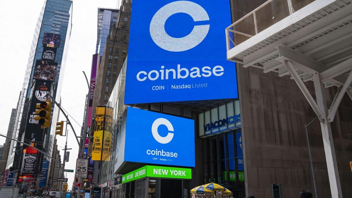 The report said that MicroStrategy is a better alternative to Coinbase because of its focus on Bitcoin (BTC), which SEC considers as a commodity.
