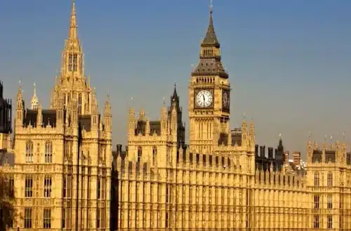 Legisladores do Reino Unido promovem um novo projeto de lei focado em cripto